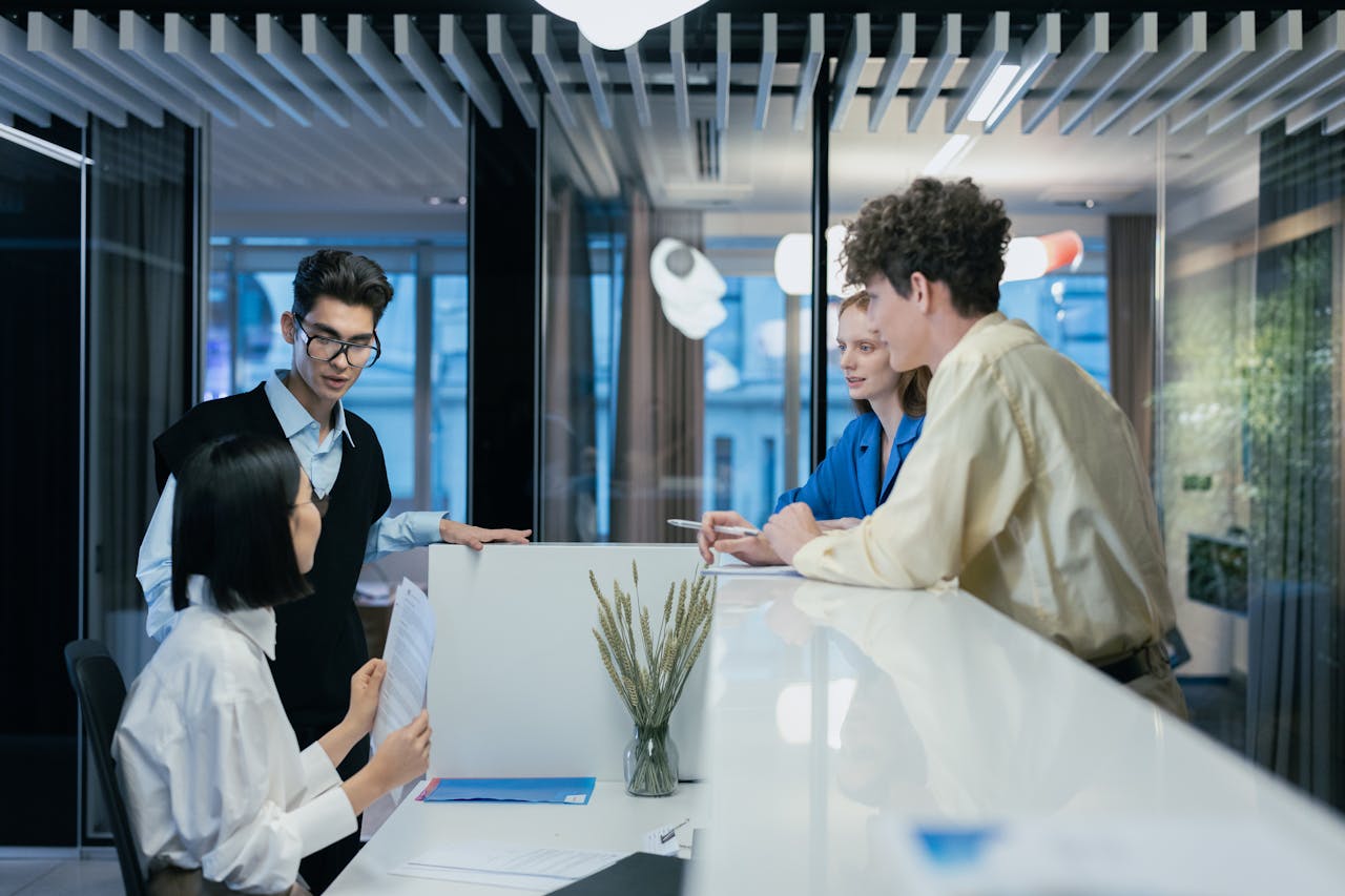 Iranoorlog drukt op boekingscijfers bij Booking.com: wat merkt de reiziger hiervan?