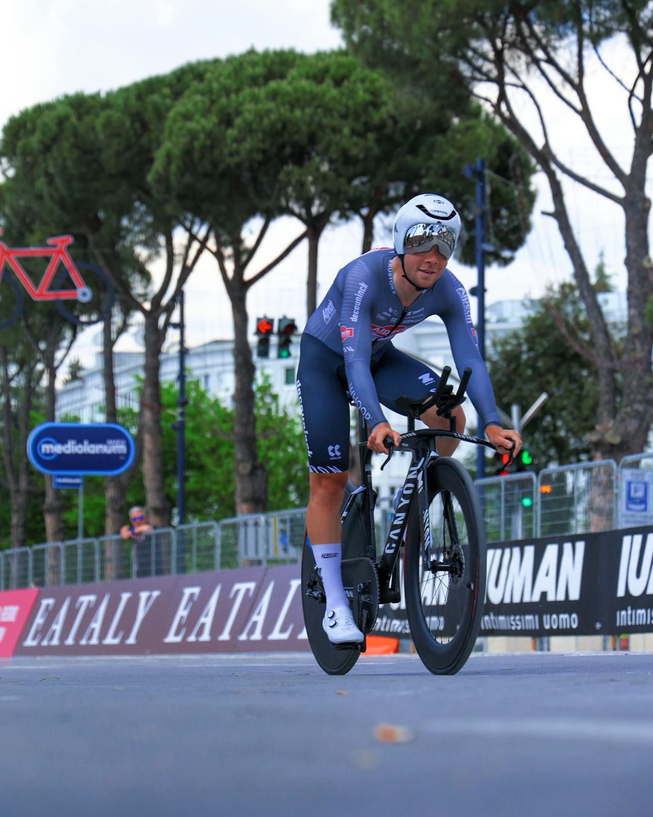 Giro-karavaan maakt enorme reis van Bulgarije naar Italië