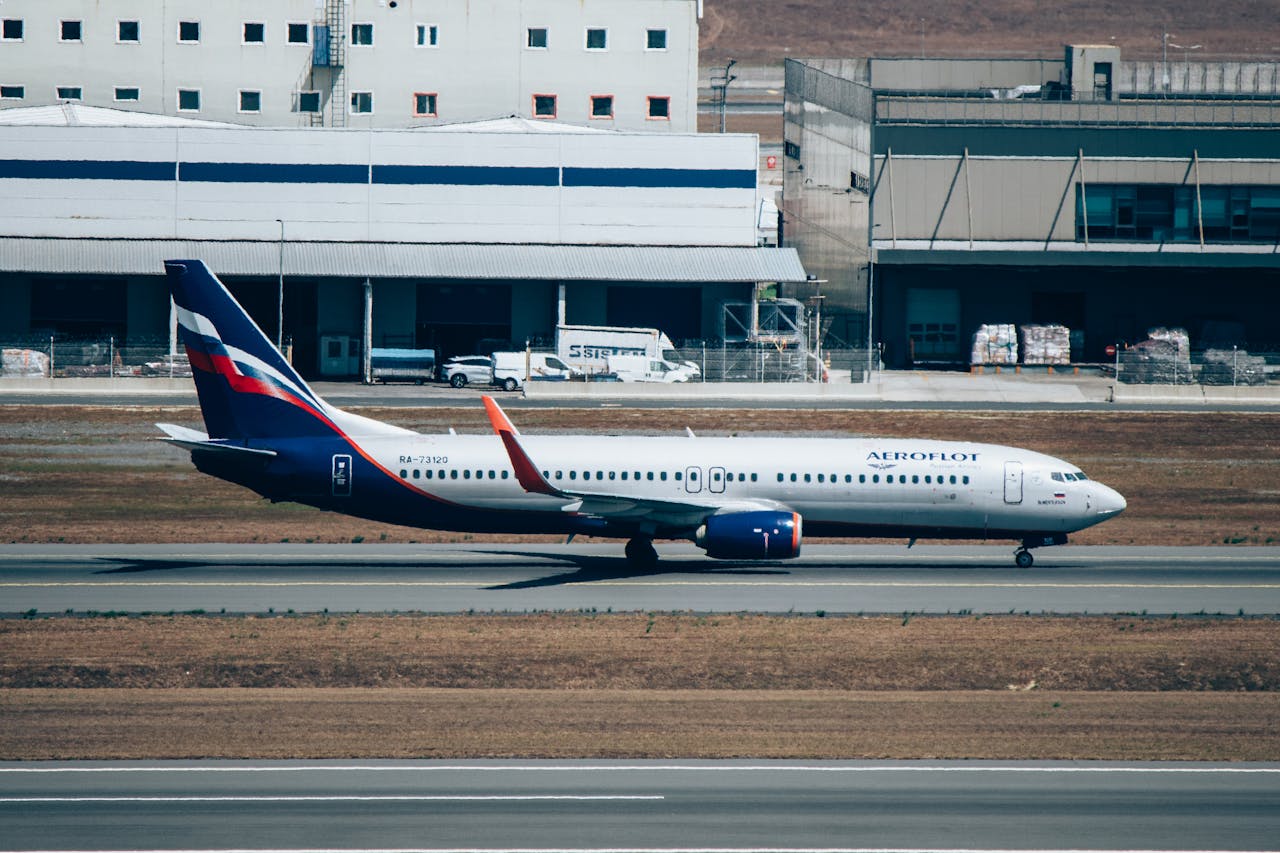 Een Boeing 737 van Aeroflot taxiet op de landingsbaan van de luchthaven van Istanbul, Turkije
