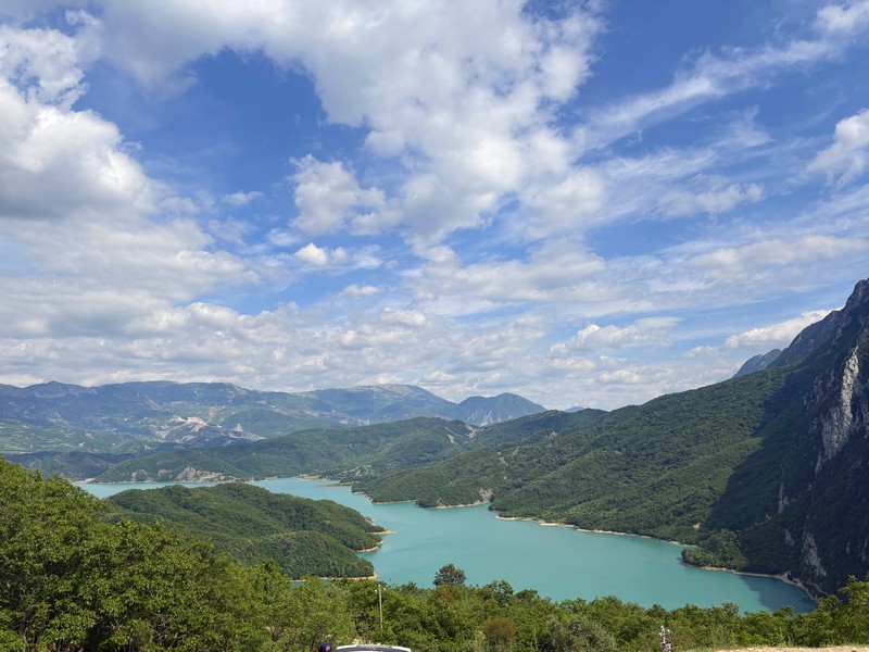 Uitzicht op het turquoise Bovillameer tussen groene bergen in Albanië